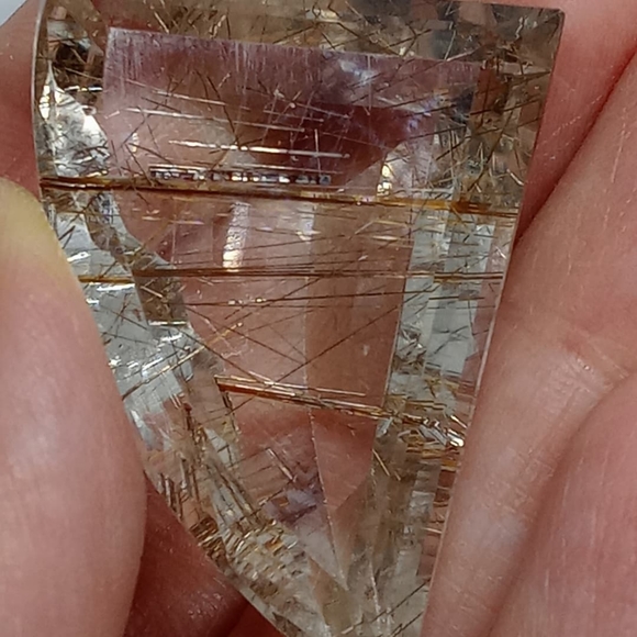 A dazzling freeform rutilated quartz cabochon - Picture 2 of 3